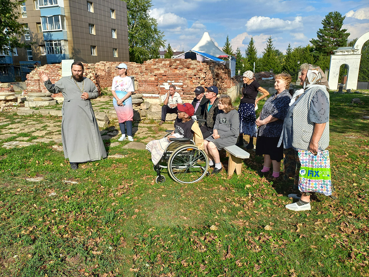 Настоятель прихода Святой Троицы провел экскурсию для проживающих  Елабужского дома-интерната для престарелых | 31.07.2023 | Елабуга -  БезФормата