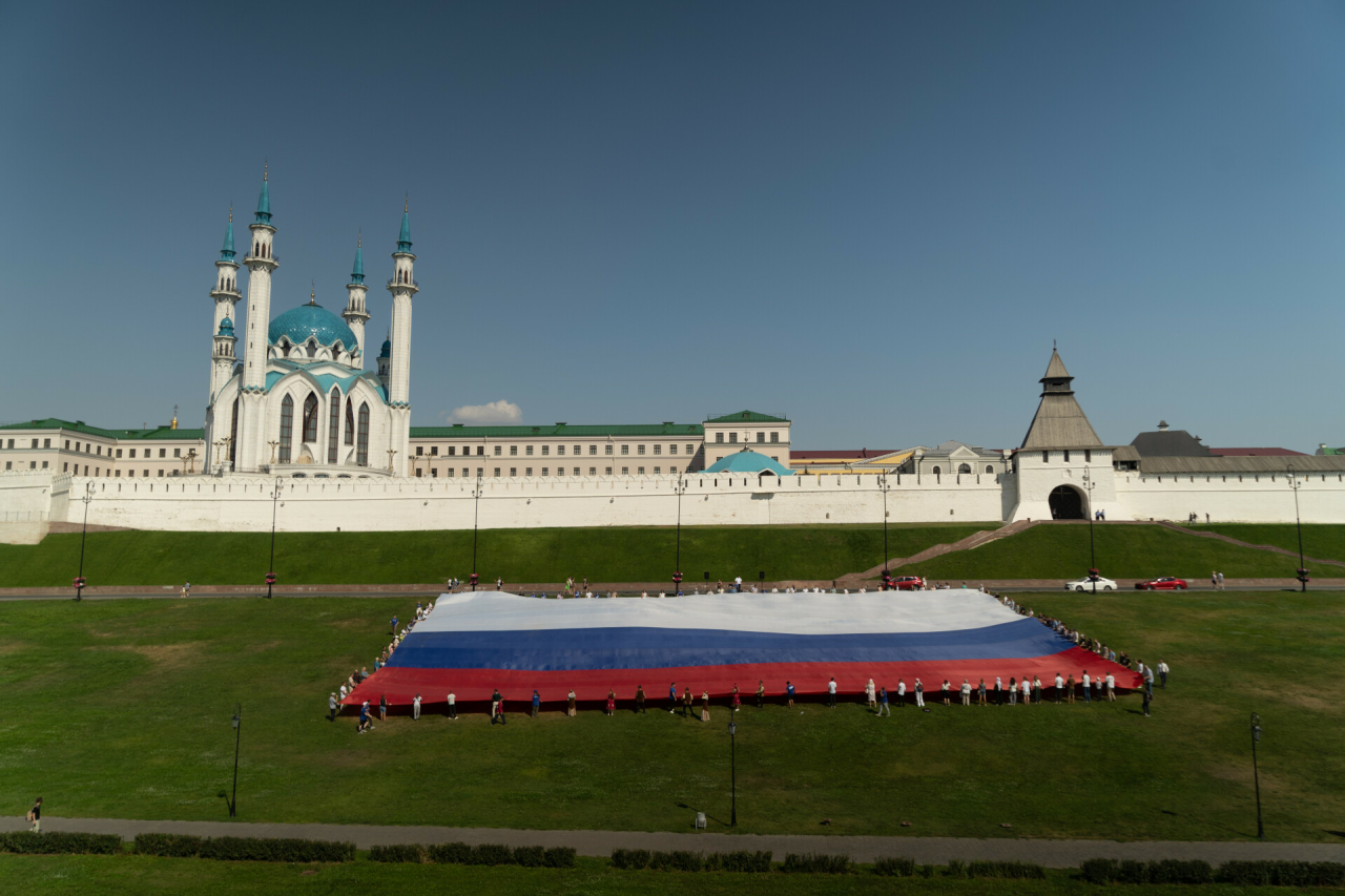 В Татарстане под Кремлем развернули самый большой флаг России в ПФО