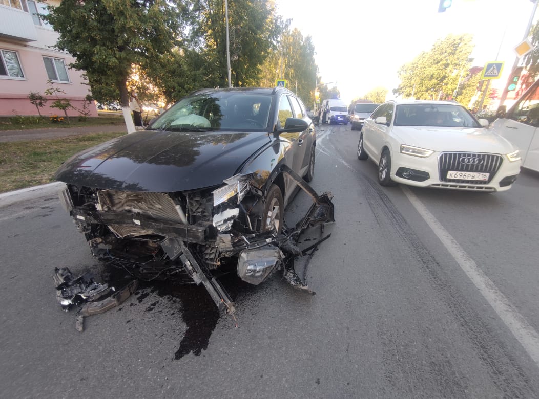 В Госавтоинспекции Елабуги рассказали подробности сильного ДТП на проспекте  Нефтяников | 23.08.2023 | Елабуга - БезФормата