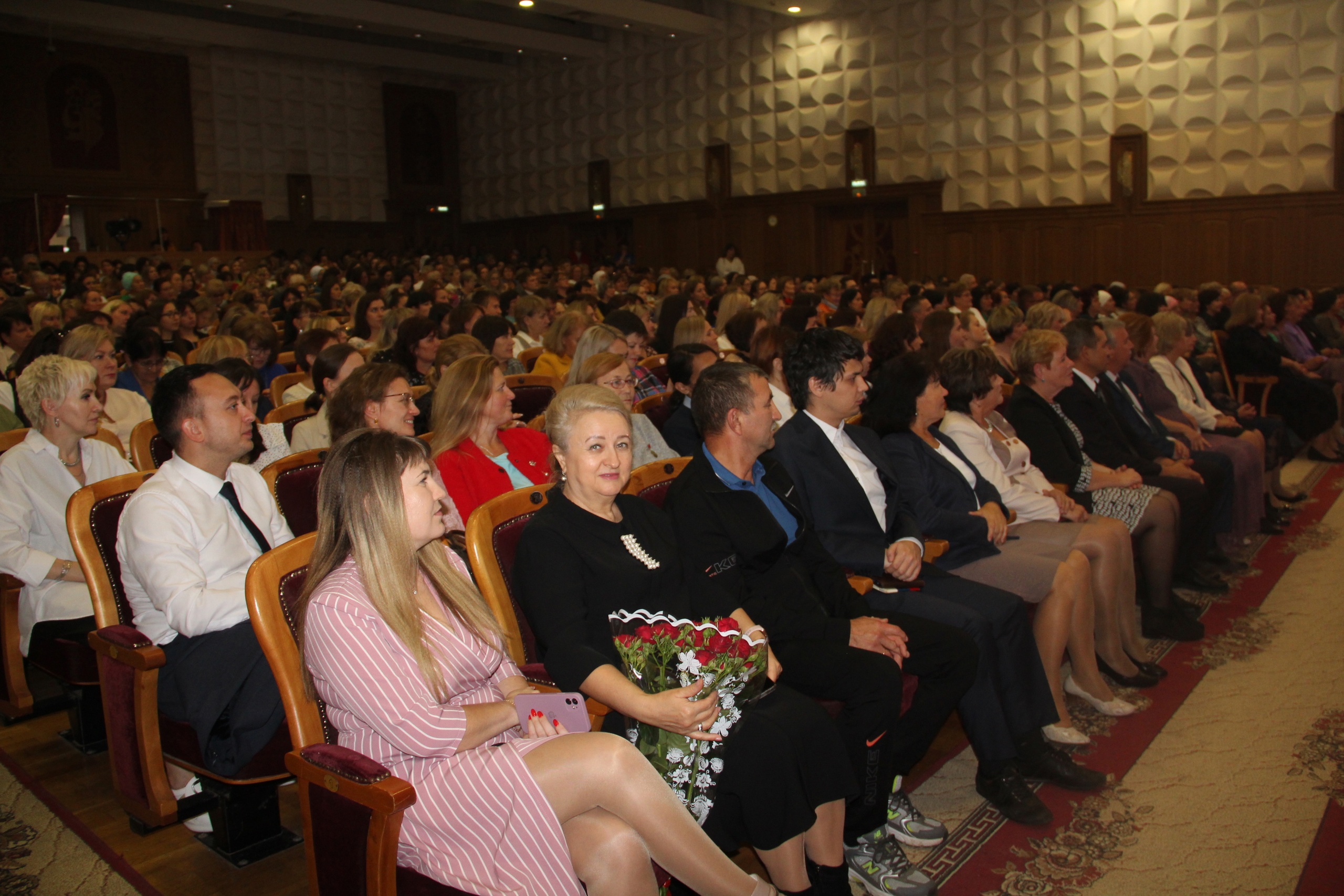 В Елабуге состоялось торжественное мероприятие в честь Дня учителя |  06.10.2023 | Елабуга - БезФормата