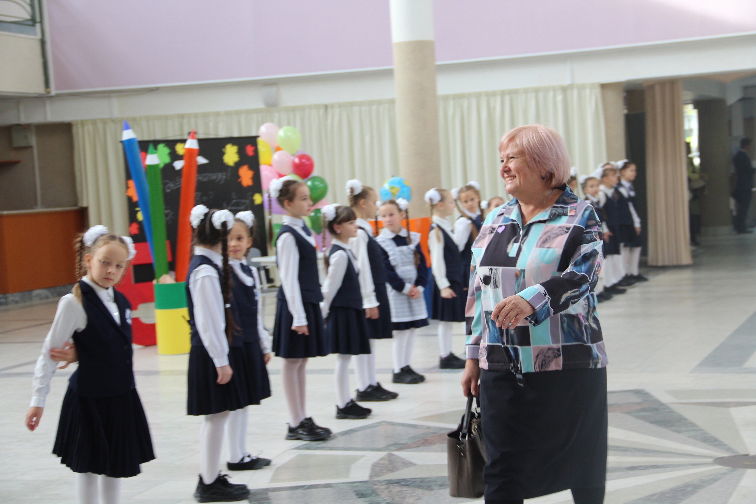 В Елабуге состоялось торжественное мероприятие в честь Дня учителя |  06.10.2023 | Елабуга - БезФормата