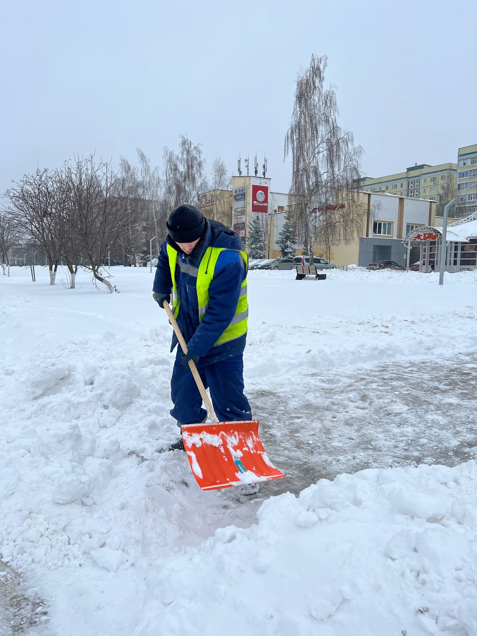 В Елабуге сотрудники благоустройства борются с последствиями снегопада |  21.11.2023 | Елабуга - БезФормата