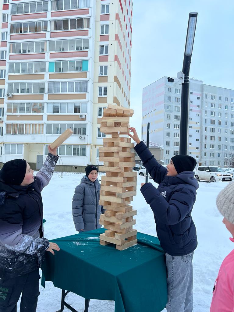 В Елабуге в сквере «Сад у дома» открыли елку | 26.12.2023 | Елабуга -  БезФормата