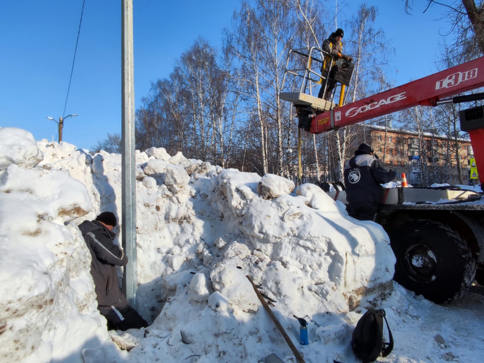 В Елабуге на улице Молодежная устанавливают новые опоры освещения |  21.02.2024 | Елабуга - БезФормата