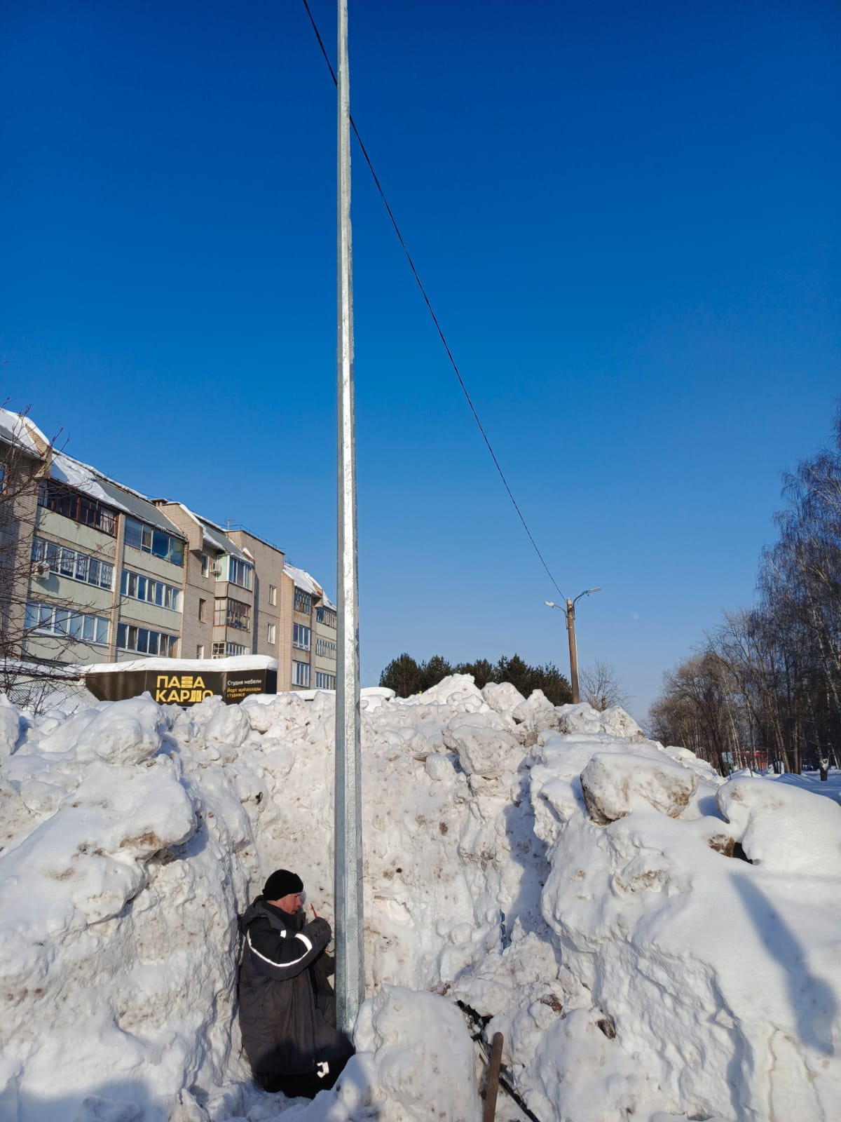 В Елабуге на улице Молодежная устанавливают новые опоры освещения |  21.02.2024 | Елабуга - БезФормата