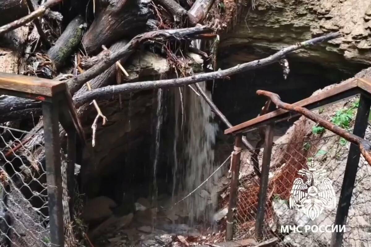 Спасатели у Юрьевских пещер в Камско-Устьинском районе