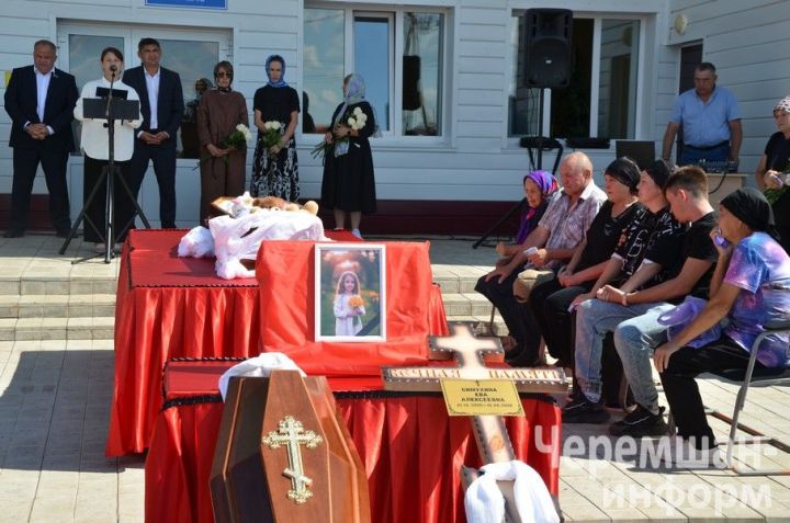 Прощание с пятилетней Евой в селе Новое Ильмово