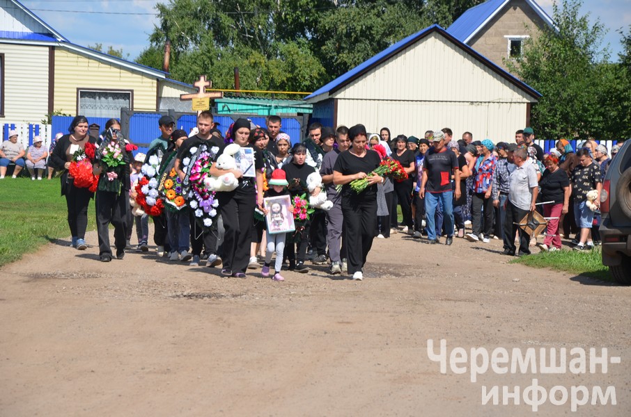 Прощание с пятилетней Евой в селе Новое Ильмово