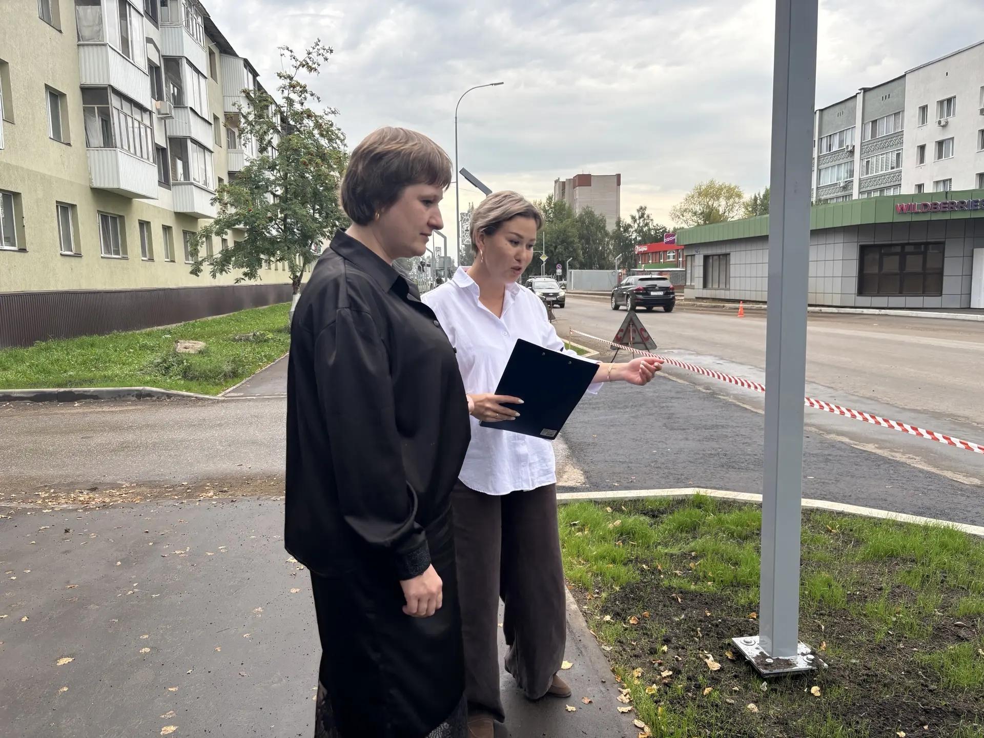 Елабужане продолжают ходить по новым газонам