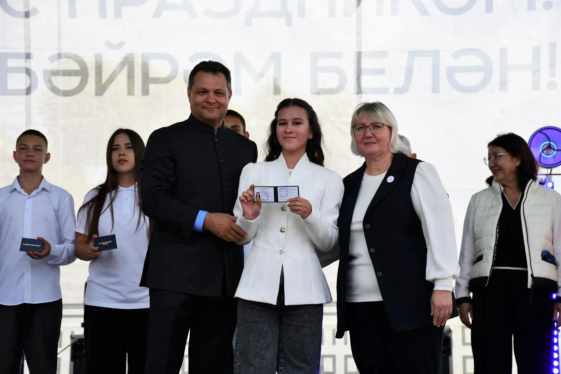 Шествие первокурсников по улице Казанской в Елабуге