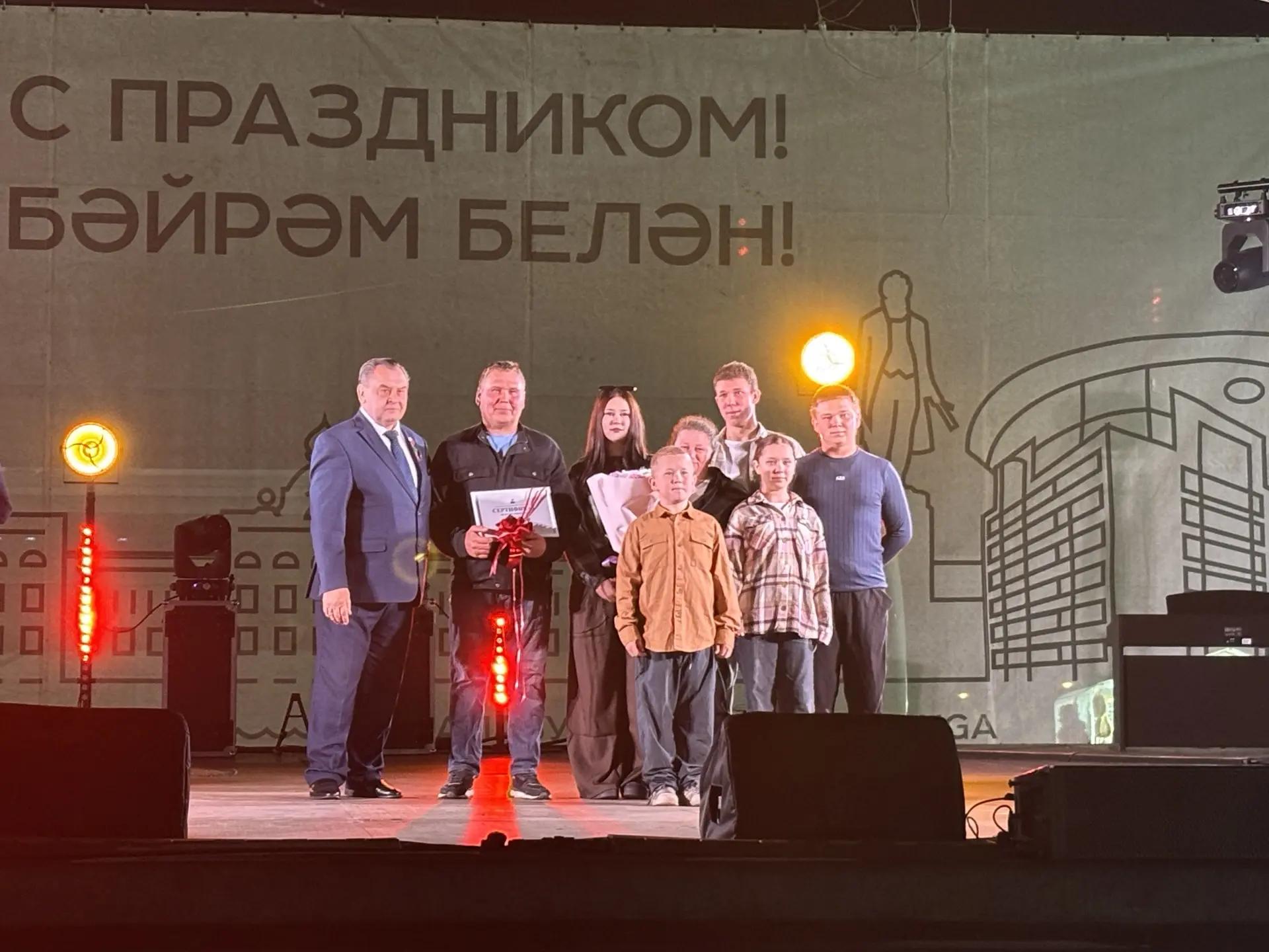 Вручение жилищного сертификата многодетной семье Ведерниковых в Елабуге