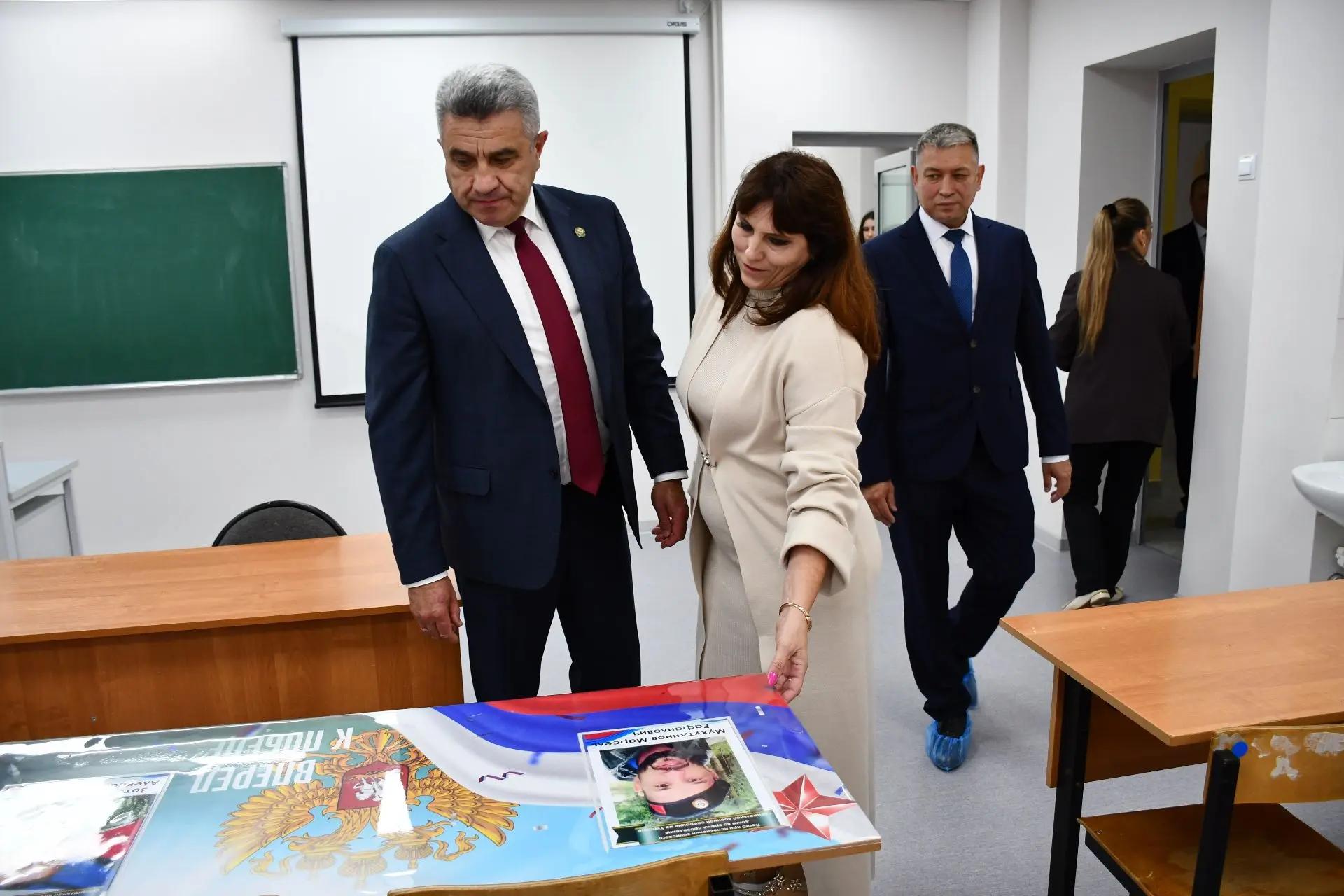 Ильсур Хадиуллин во время визита в Бехтеревскую школу Елабужского района
