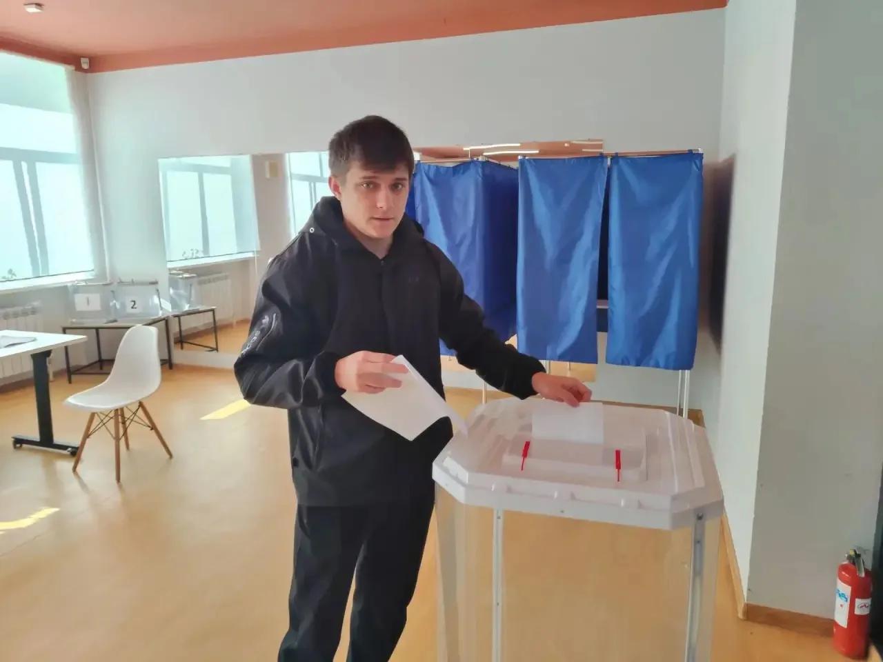 впервые голосующие Семён Малов и Данил Сапсуев в Елабуге