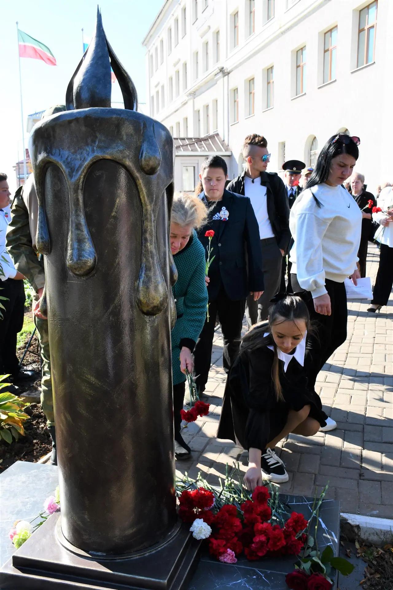В школе №2 Елабуги открыли стелу «Свеча»