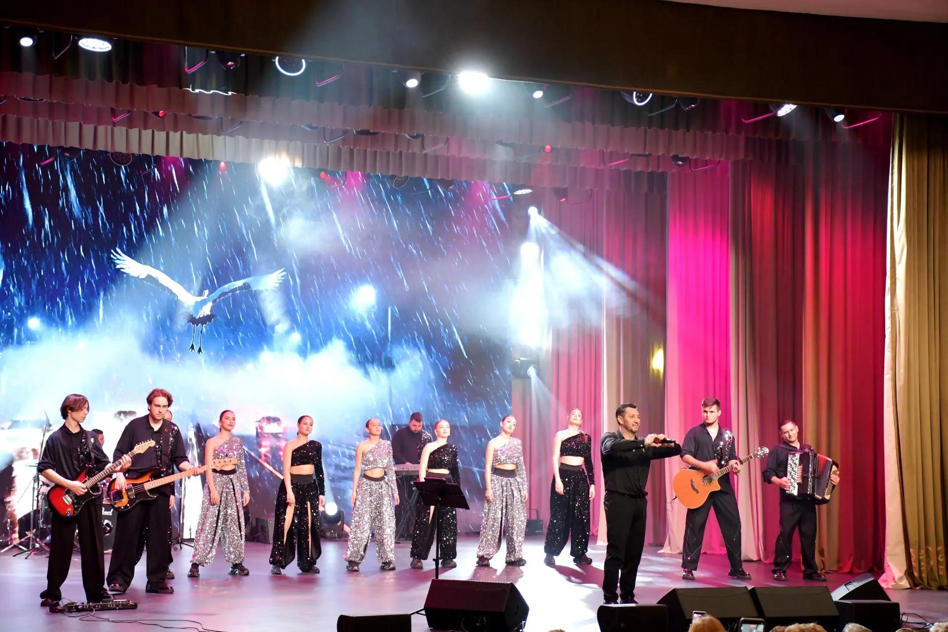 Концерт Фирдуса Тямаева стал подарком педагогам Елабуги