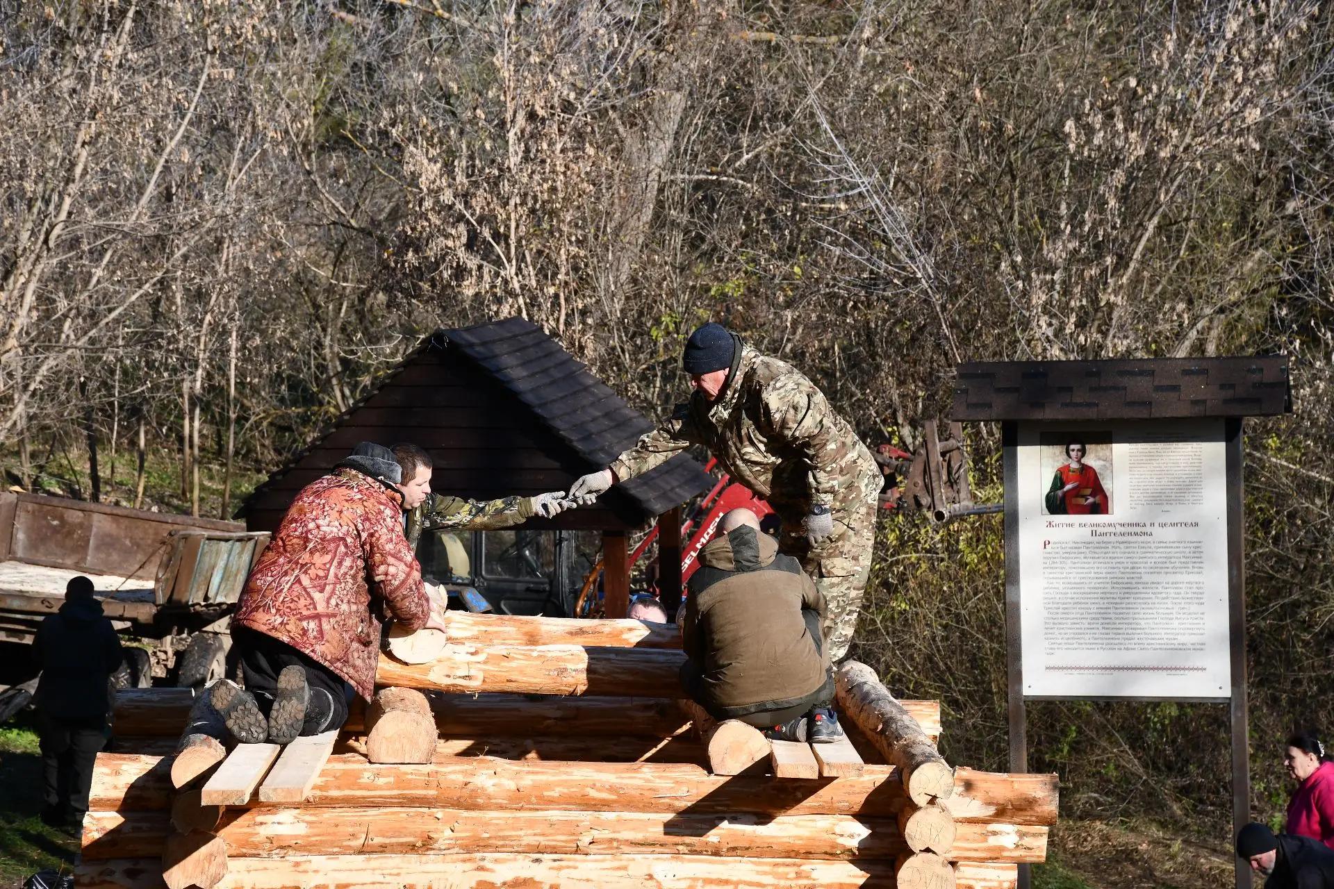 На Святом ключе установили новый сруб часовни