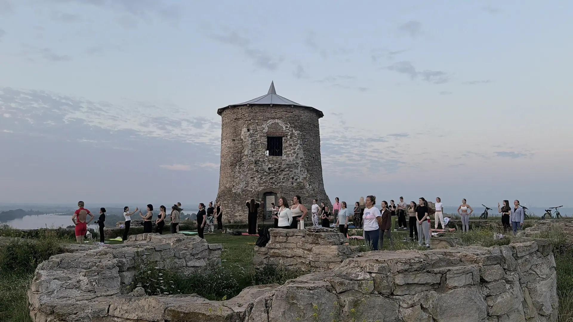 Участники летнего мероприятия на Елабужском городище