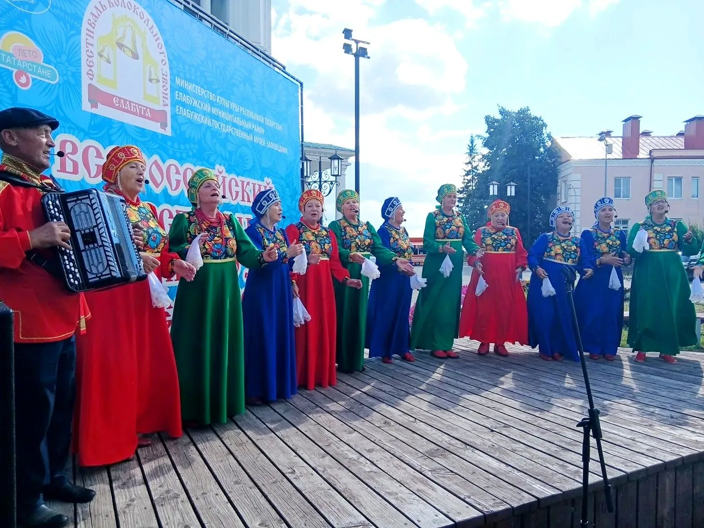 Исполнители духовных песен выступают перед зрителями