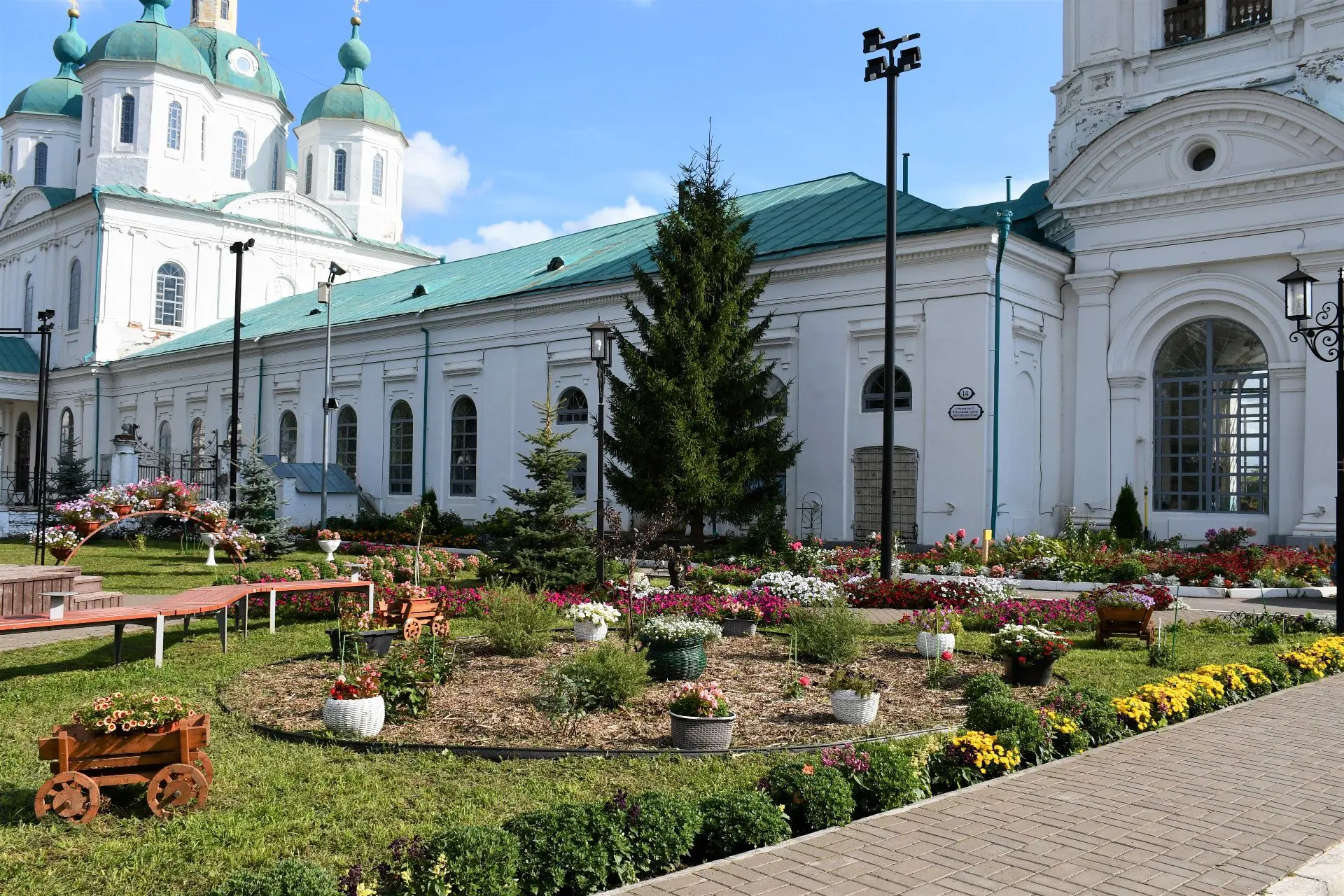 Цветники возле Спасского собора в Елабуге