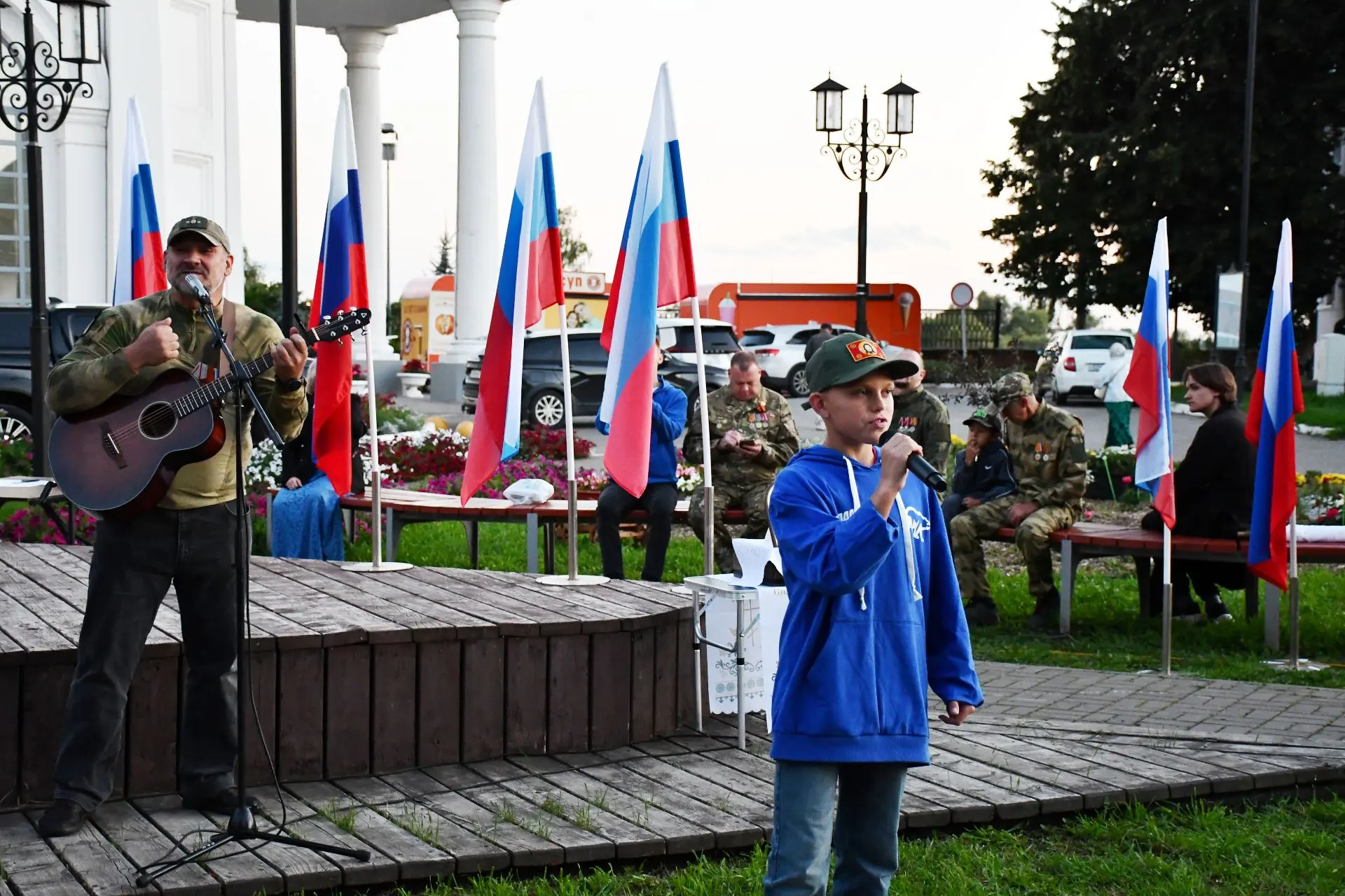 В Елабуге День флага России отметили концертом, награждениями и шествием с триколором