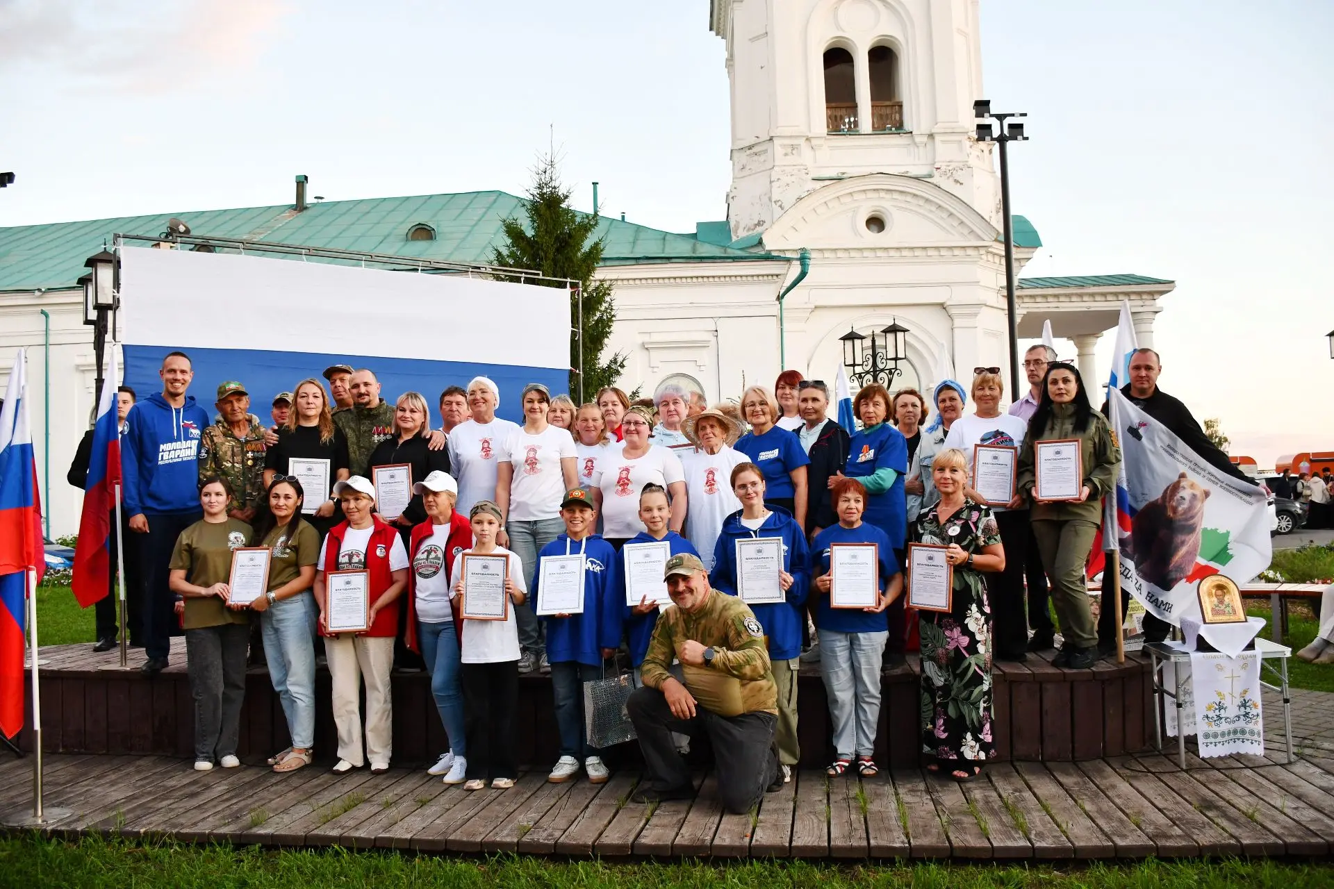 В Елабуге День флага России отметили концертом, награждениями и шествием с триколором