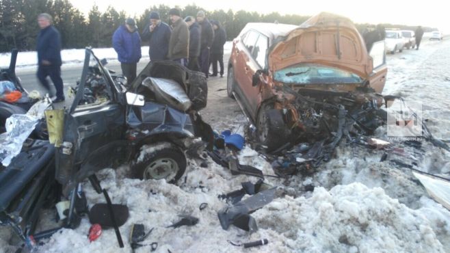 Четыре человека погибли в лобовом столкновении в Татарстане