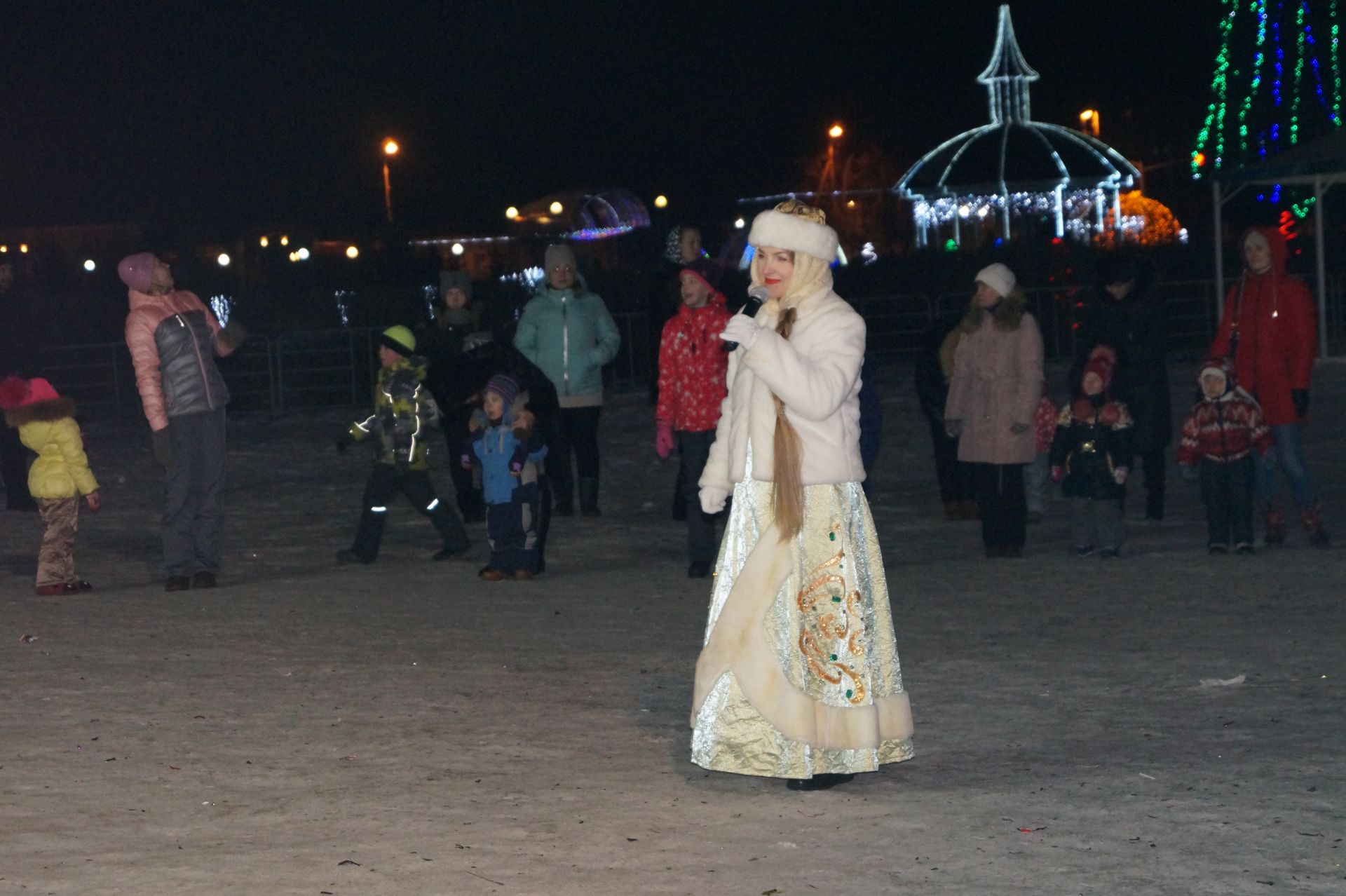 На площади Ленина в Елабуге продолжаются новогодние гуляния