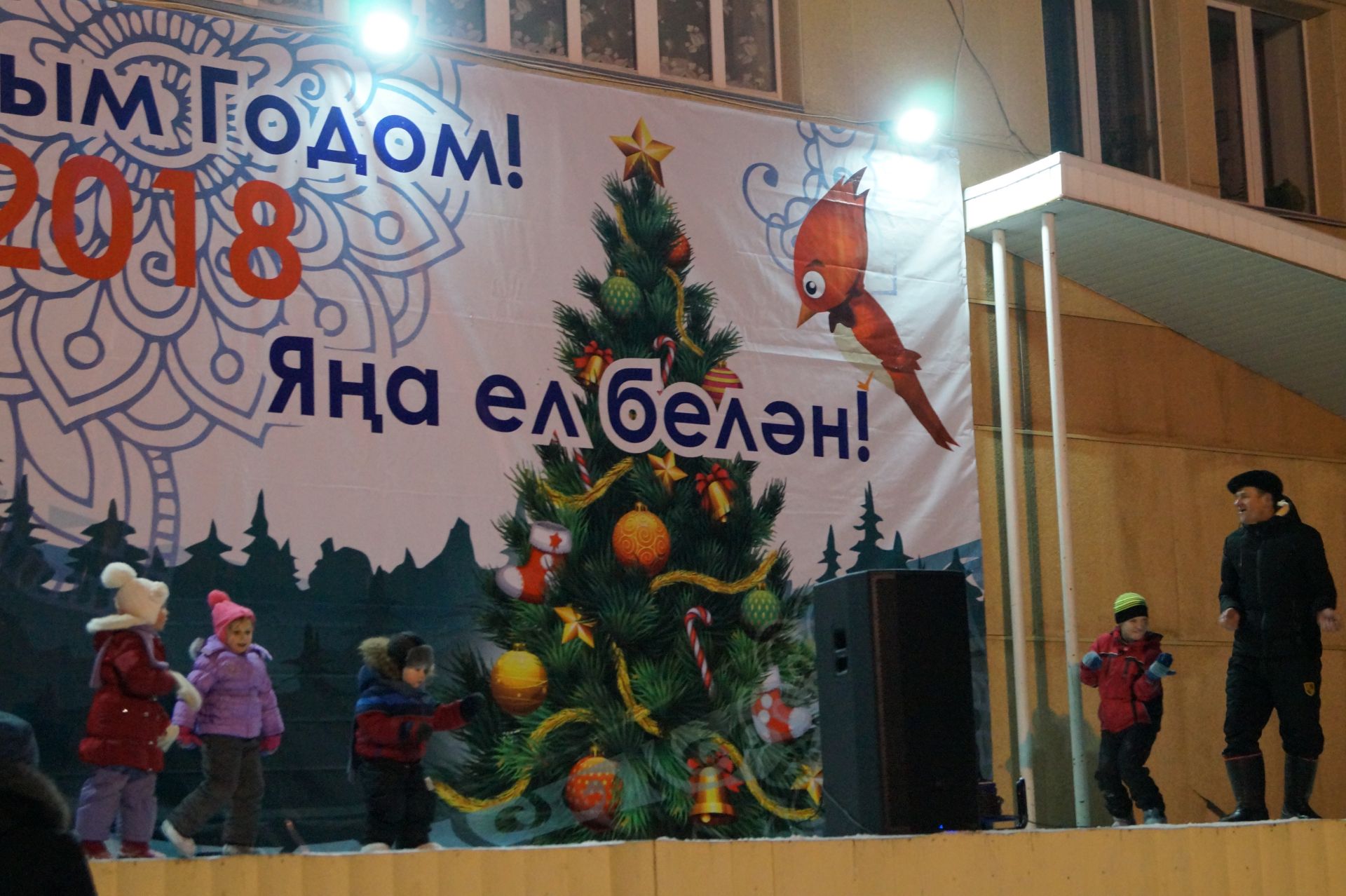 В Елабуге на площади Ленина продолжаются новогодние гуляния