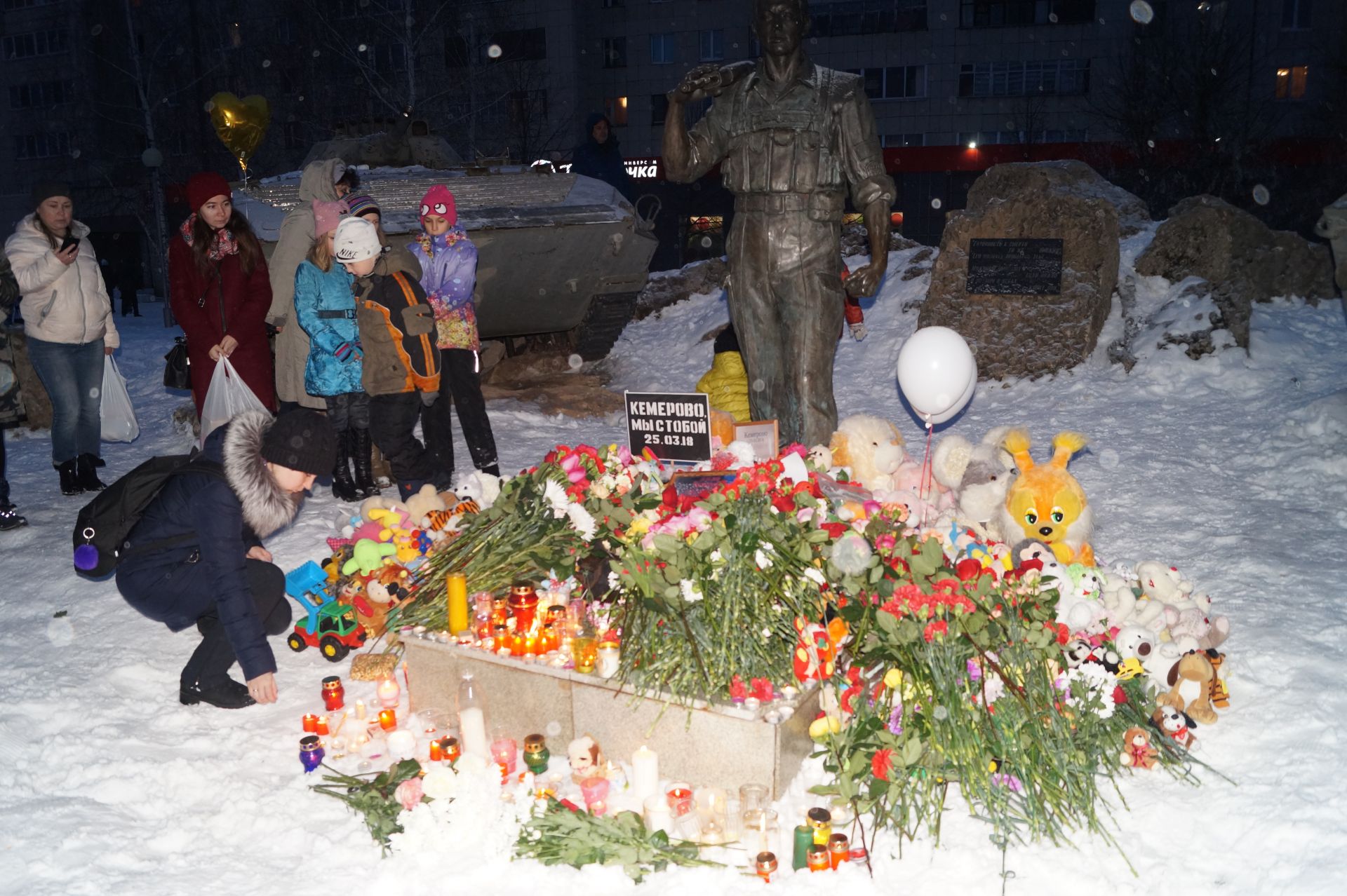 В Елабуге прошла акция памяти по погибшим в Кемерово