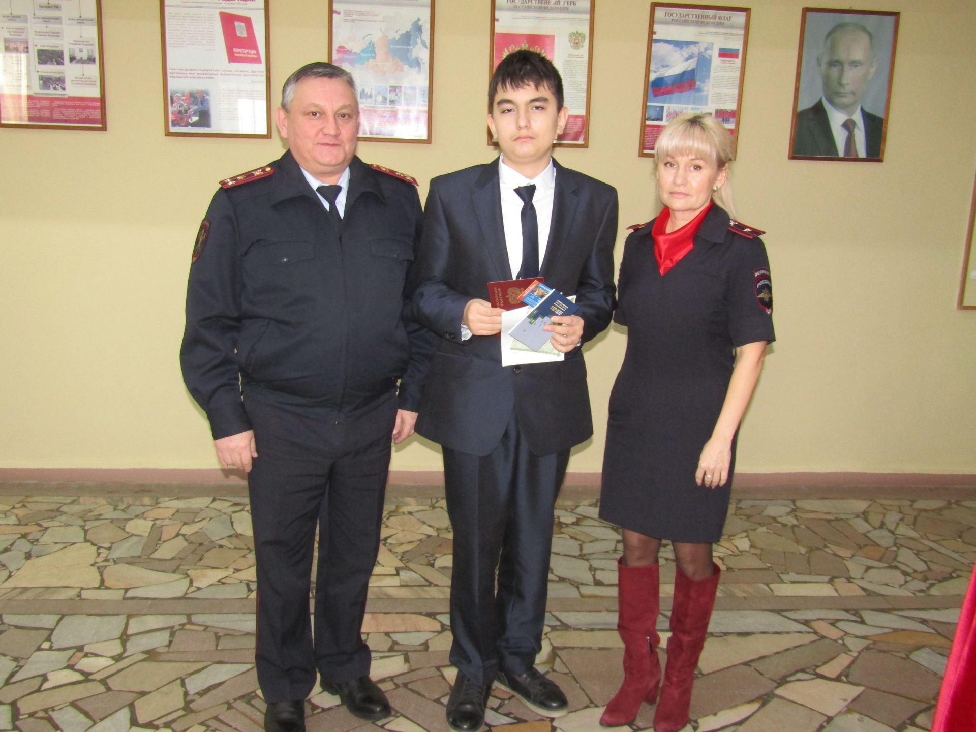 Начальник полиции Елабуги наградил и вручил юным елабужанам паспорта