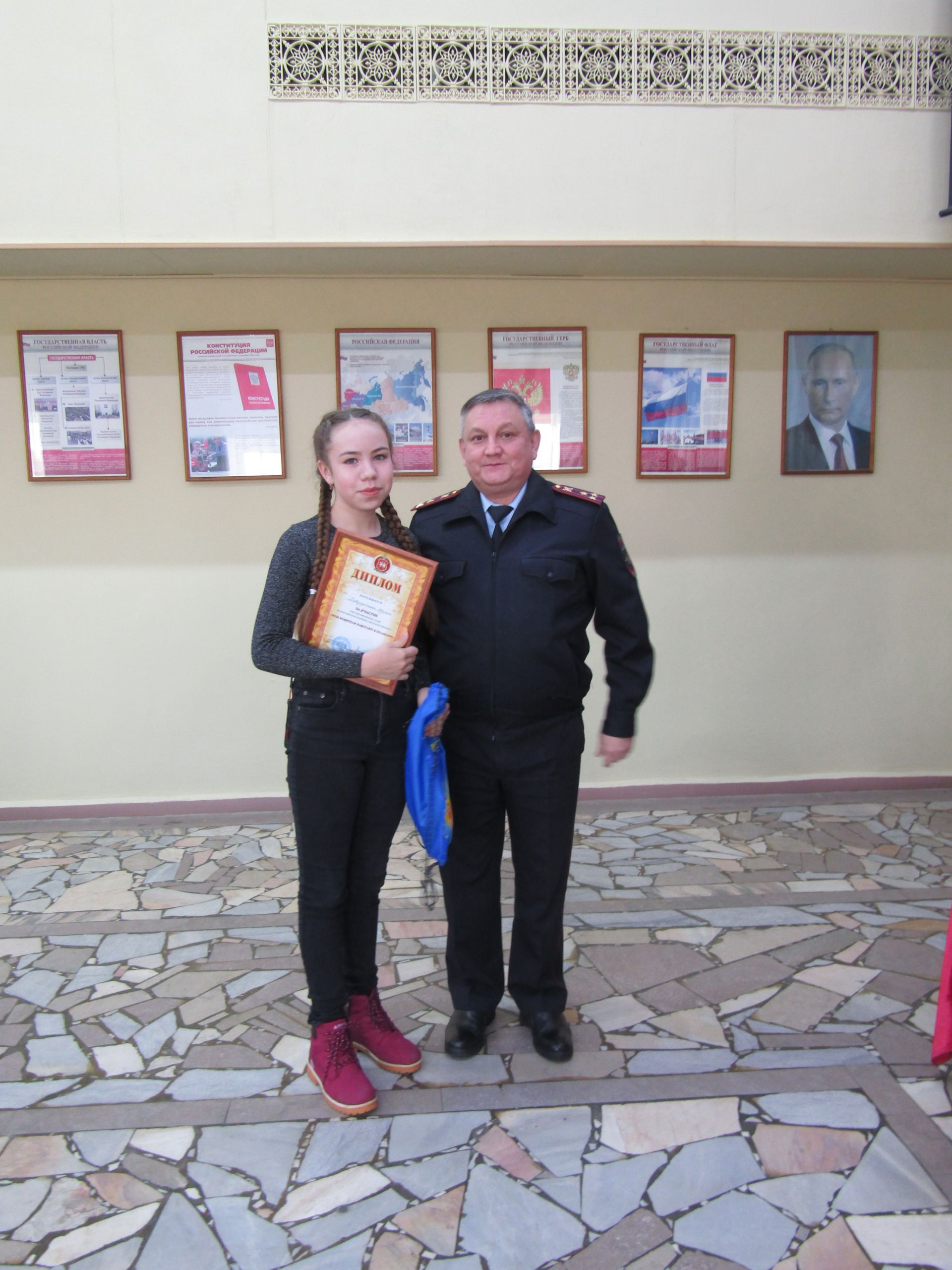 Начальник полиции Елабуги наградил и вручил юным елабужанам паспорта
