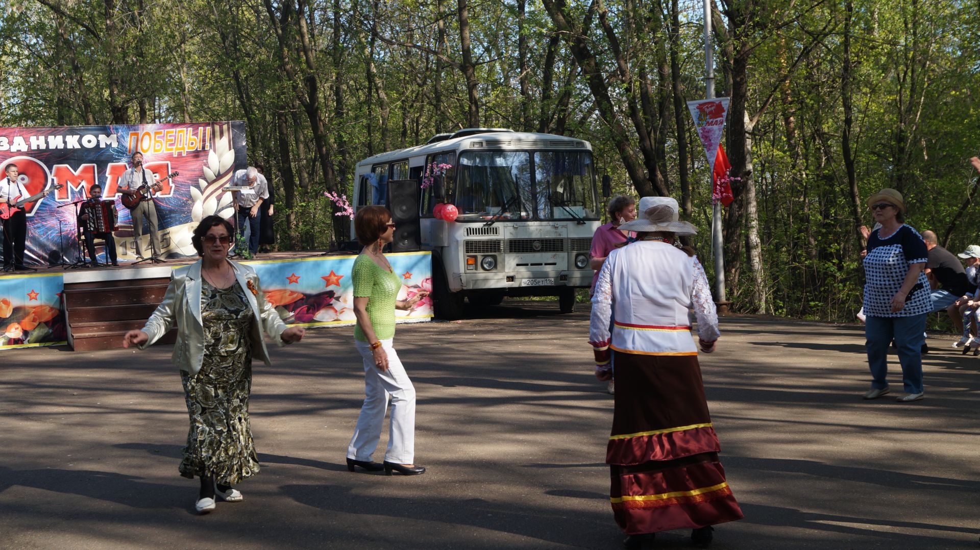 Праздничные гуляния в честь Дня Победы проходят в Александровском парке Елабуги