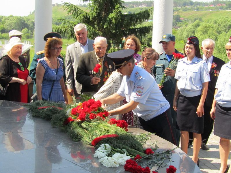Полицейские Елабуги почтили память погибших воинов
