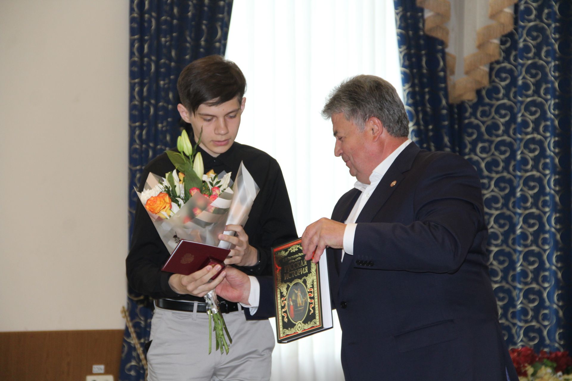 Елабужским выпускникам вручили медали "За особые успехи в учении"
