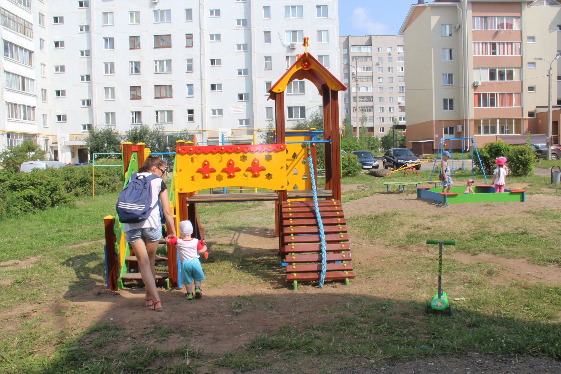 В Елабуге завершается установка детских площадок