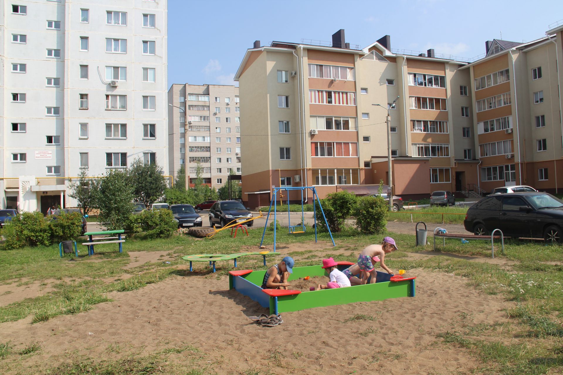 В Елабуге завершается установка детских площадок