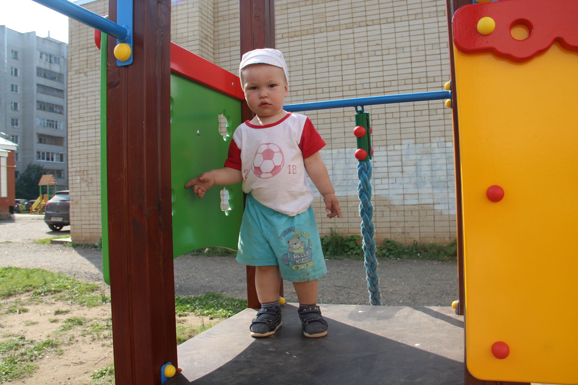 В Елабуге завершается установка детских площадок