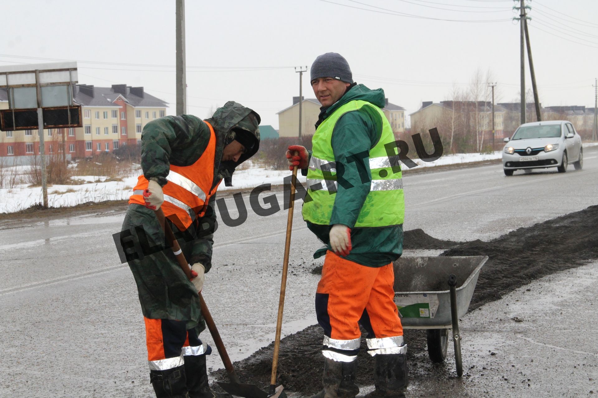 В Елабуге начался ямочный ремонт дорог
