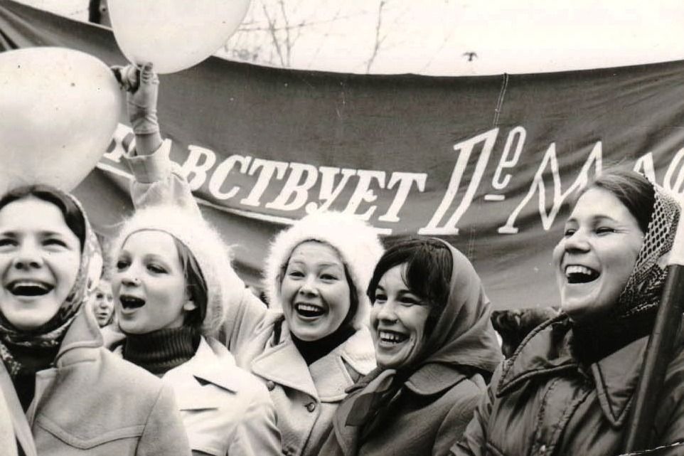 Елабужанин поделился архивными фотографиями празднования Первомая в 1980-х годах