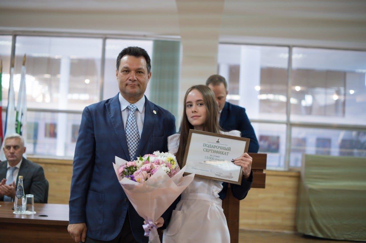 В Елабуге школьники получили именную стипендию главы района