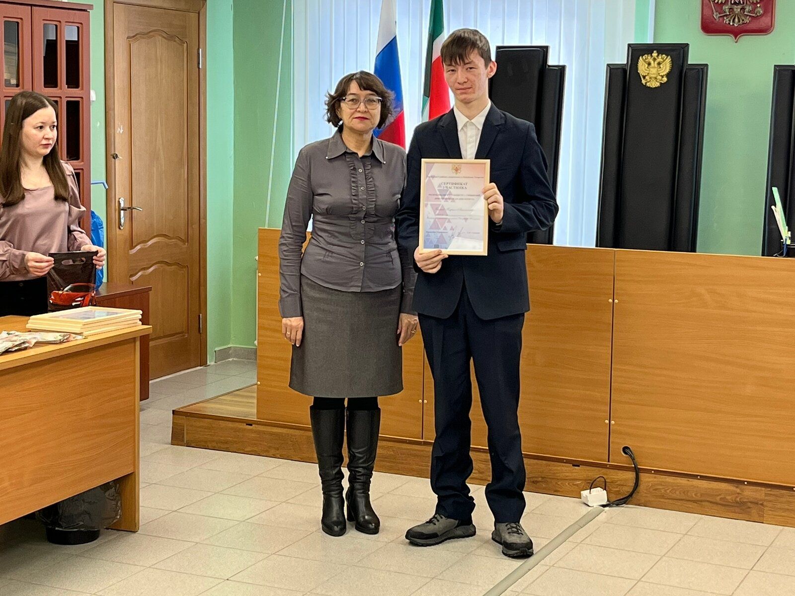 Елабужских школьников наградили в городском суде
