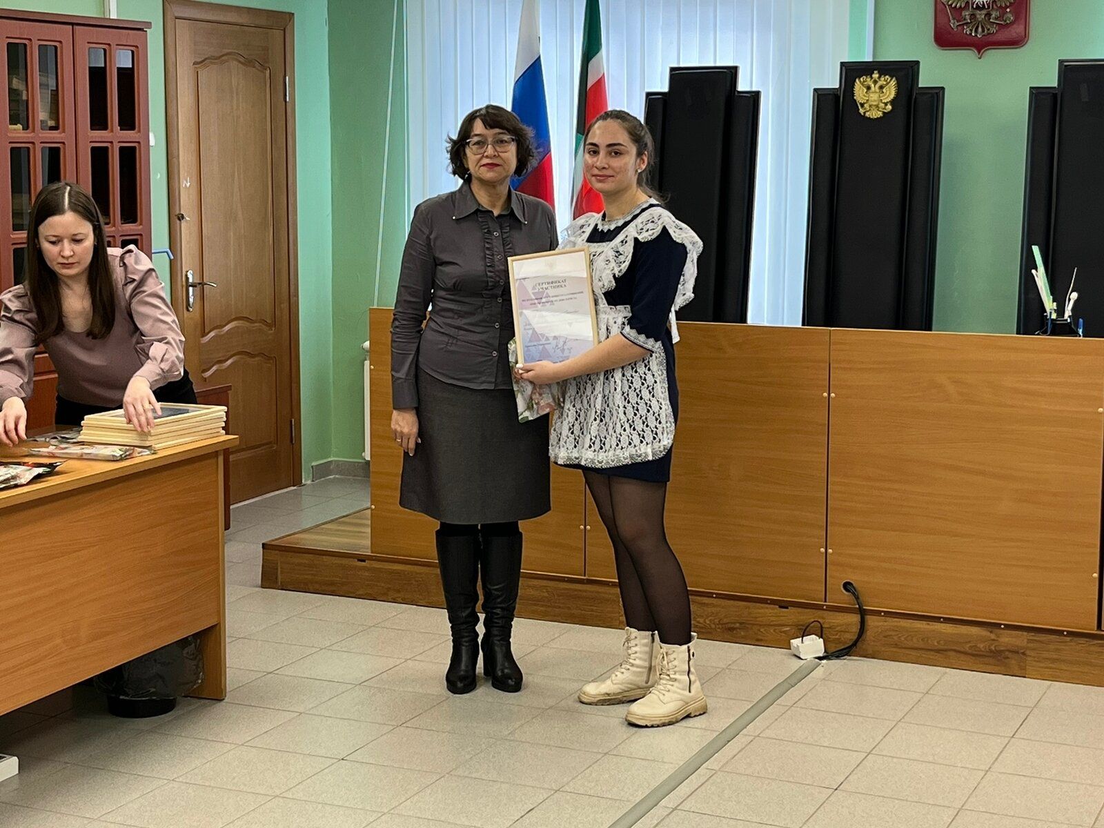 Елабужских школьников наградили в городском суде