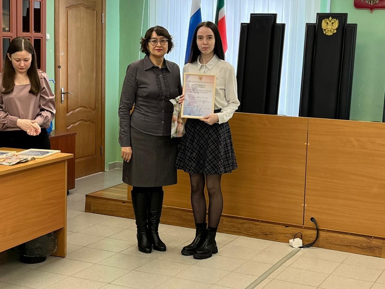 Елабужских школьников наградили в городском суде
