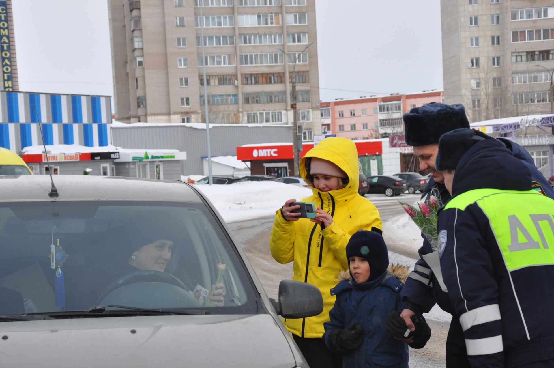 Сотрудники Госавтоинспекции Елабуги поздравили автоледи