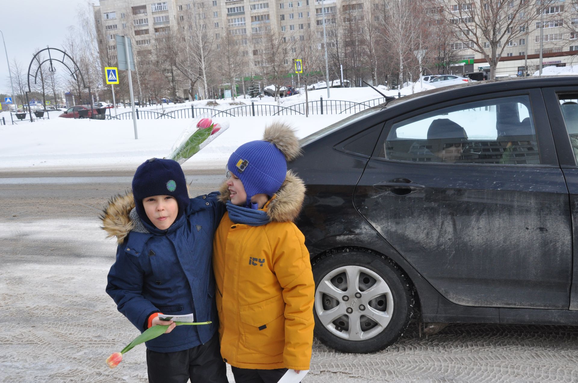 Сотрудники Госавтоинспекции Елабуги поздравили автоледи