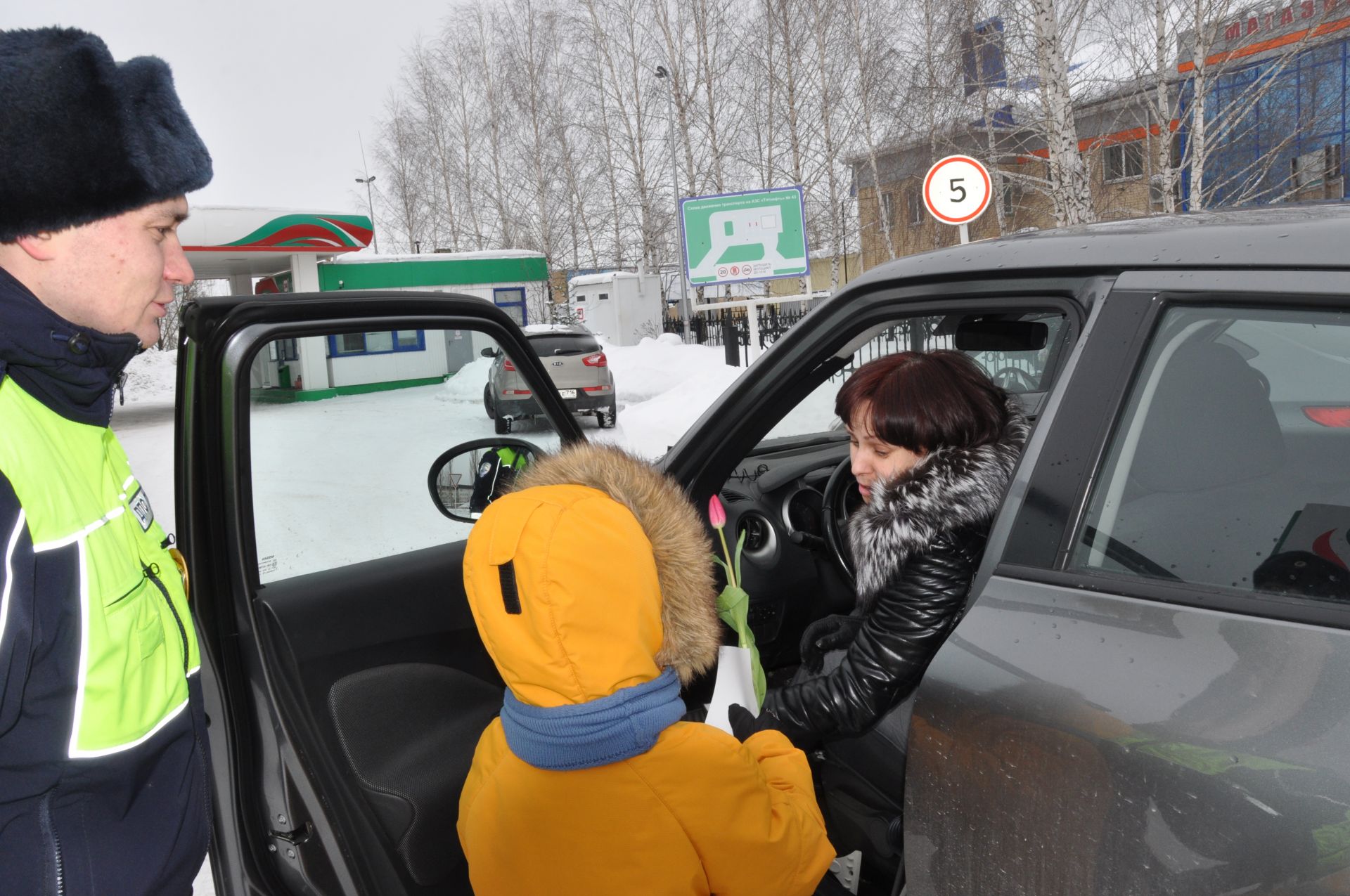 Сотрудники Госавтоинспекции Елабуги поздравили автоледи