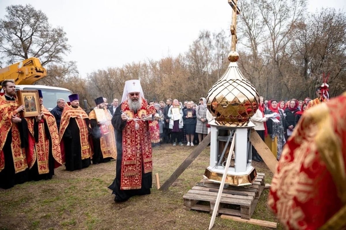 В Елабуге освятили и установили купол на Троицком кладбище
