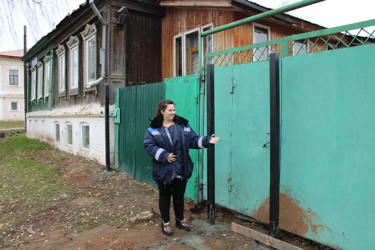 Елабужане меняют заборы и ворота по гранту главы района