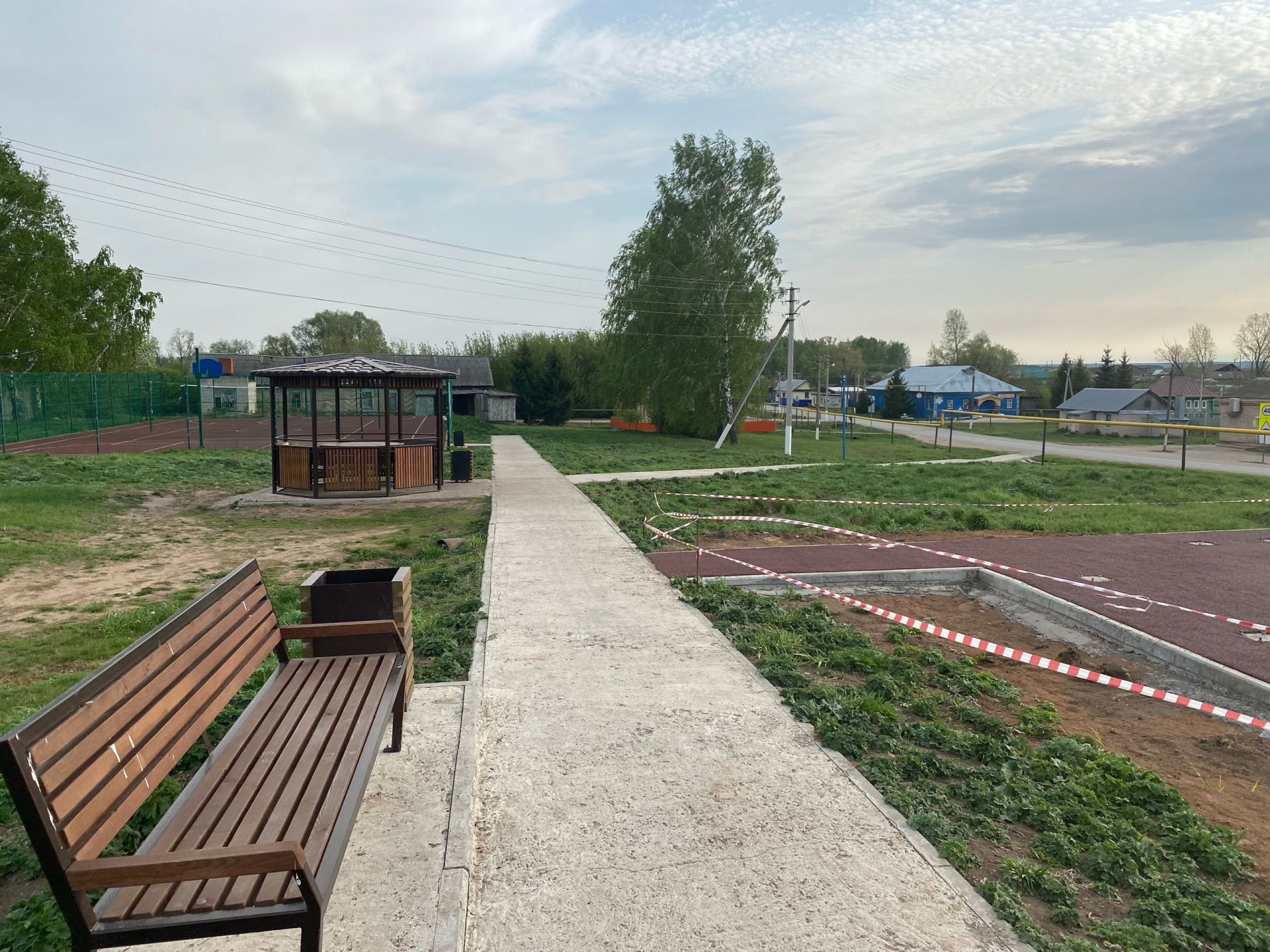 В Большом Шурняке устанавливают спортивную площадку с тренажерами