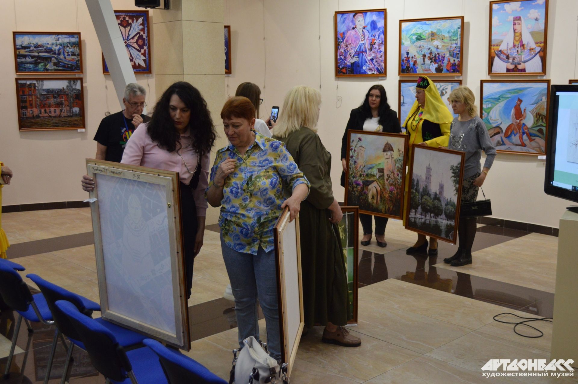 В учреждения культуры Донецка переданы дары от коллег из Елабуги